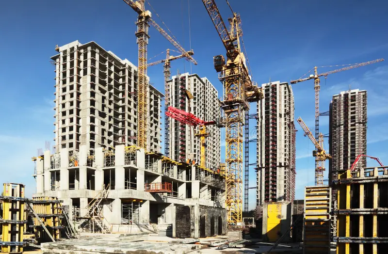 many-tall-buildings-under-construction-cranes-20004270.webp
